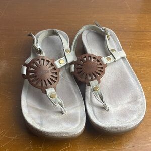 UGG Women Flat Thong Sandals  Leather  Size 6.5